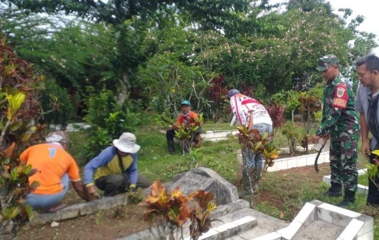 Babinsa Koramil 2207/Jampang Tengah Bersama Warga Laksanakan Pembersihan Lingkungan TPU