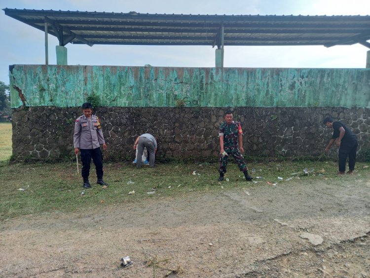 BABINSA KORAMIL 2213/JAMPANGKULON GELAR BAKTI BERSIH LAPANGAN BERSAMA WARGA