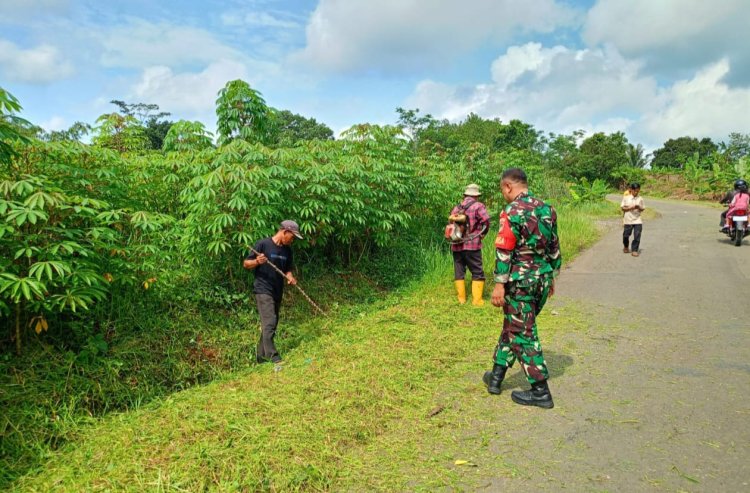 Babinsa Koramil 2211/Sagaranten Laksanakan Bakti Pembersihan Jalan di Desa Hegarmanah