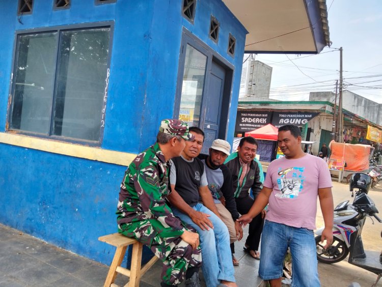 Babinsa Koramil 2210/Pabuaran Laksanakan Komsos dengan Warga