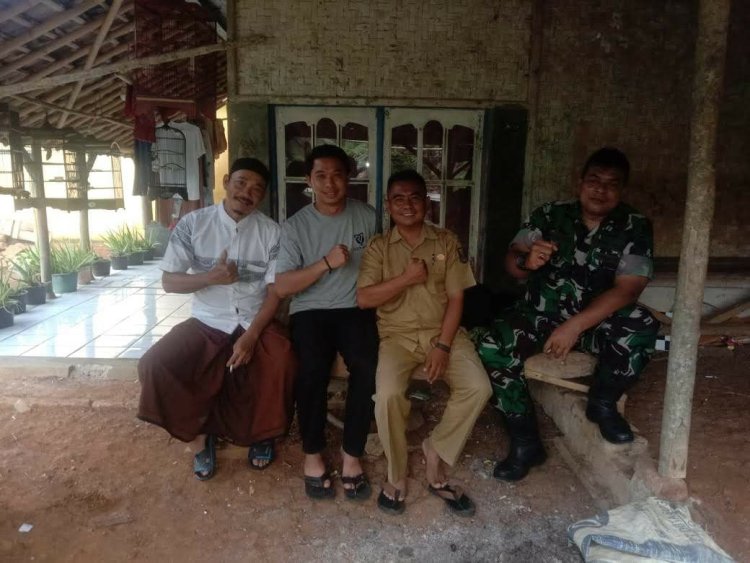 Babinsa Koramil 2204/Cikidang Laksanakan Komsos dengan Tokoh Masyarakat Desa Tamansari