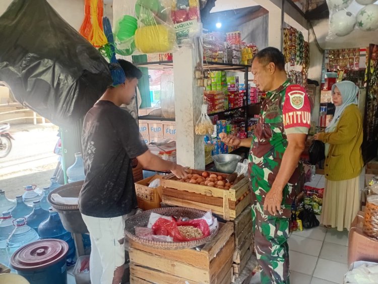 Babinsa Koramil 2206/Parakansalak Lakukan Pengecekan Harga Sembako di Pasar Tradisional