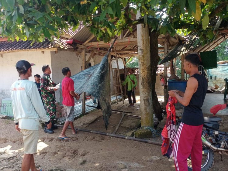 KARYA BHAKTI BABINSA KORAMIL 2215/CIEMAS DALAM PEMBANGUNAN RUMAH WARGA