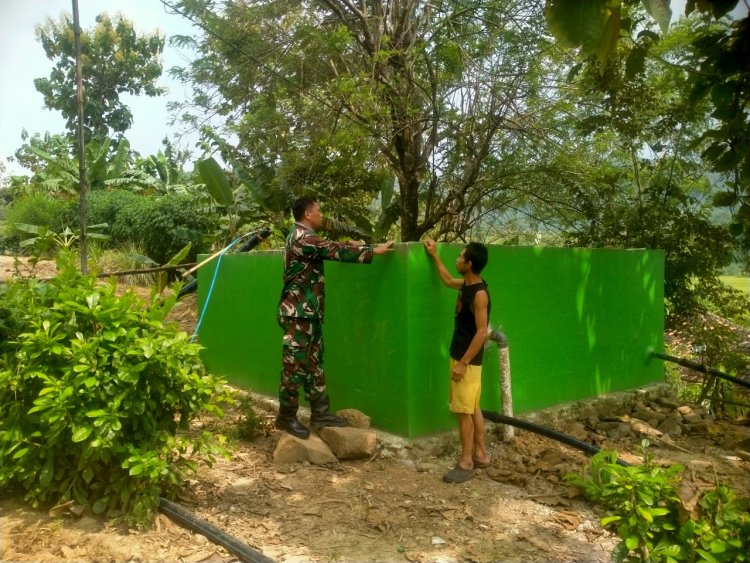 Babinsa Koramil 2215/Ciemas Lakukan Pengecekan Pembangunan Bak Tampungan Air di Desa Mandrajaya