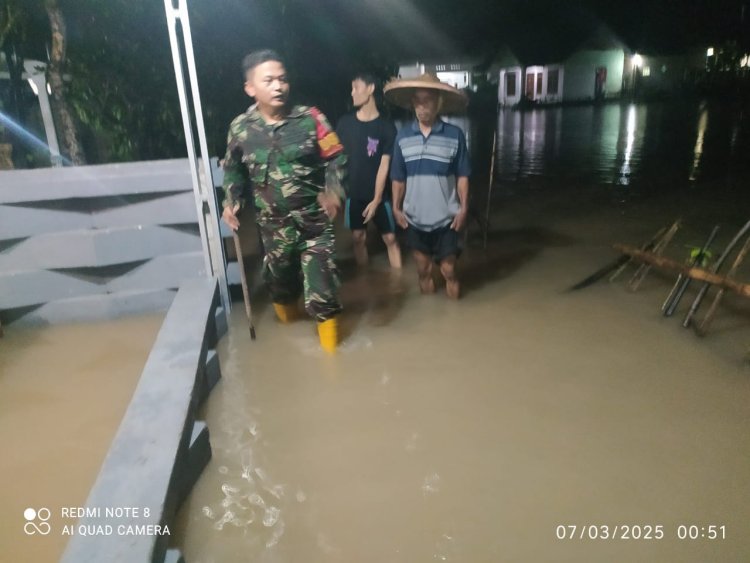 Babinsa Koramil 2201/Cisolok: Banjir di Cisolok Sukabumi, 7 Rumah Terendam