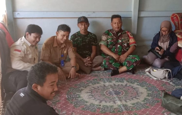 Babinsa Koramil 2212/Tegalbuleud Laksanakan Komsos dengan Tokoh Masyarakat