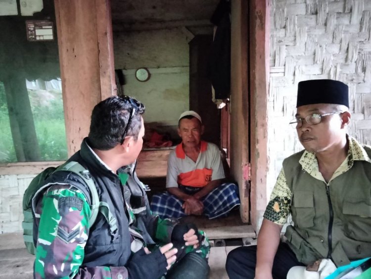 Babinsa Koramil 2207/Jampangtengah Gelar Komsos dengan Warga Bojongjengkol