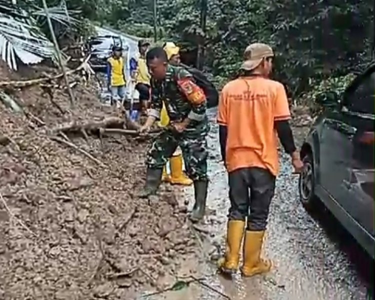 Babinsa Koramil 2202/Palabuhanratu Bersama Warga Gotong Royong Bersihkan Longsor di Desa Buniwangi