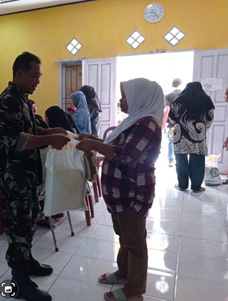 Babinsa Koramil 2213/Jampang Kulon Dampingi Penyaluran Bantuan Beras di Desa Tanjung