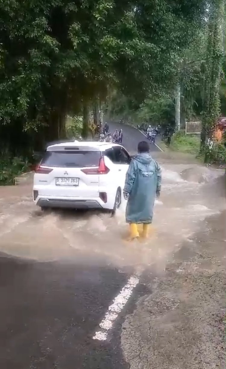 BABINSA KORAMIL 2201 / CISOLOK LUAPAN AIR GENANGI JALAN LINTAS CISOLOK-BANTEN DI DEPAN VILLA KUDA LAUT