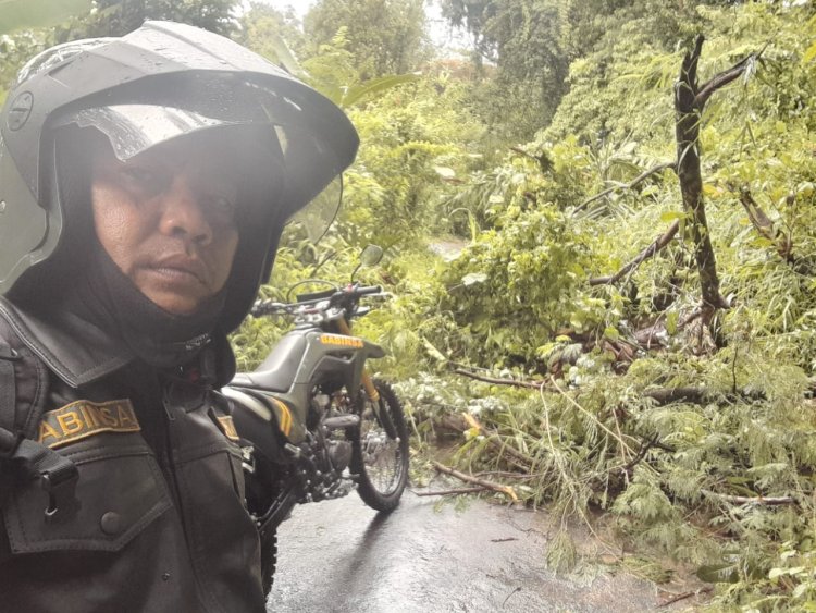Babinsa Koramil 2201/Cisolok Bersama Warga Bersihkan Longsor di Gunung Tanjung, Jalan Kembali Bisa Dilalui