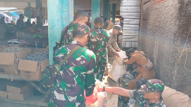 GOTONG ROYONG BERSIHKAN PASAR, BABINSA KORAMIL 2213/JAMPANGKULON BERSAMA WARGA CIMANGGU