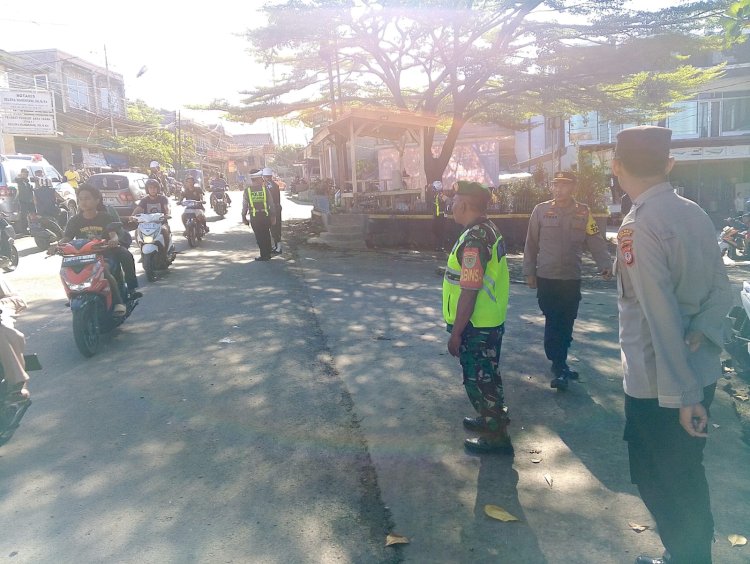 Babinsa Koramil 2205/Kalapanunggal Laksanakan Pengamanan Kunjungan RI 2 di Palabuhanratu