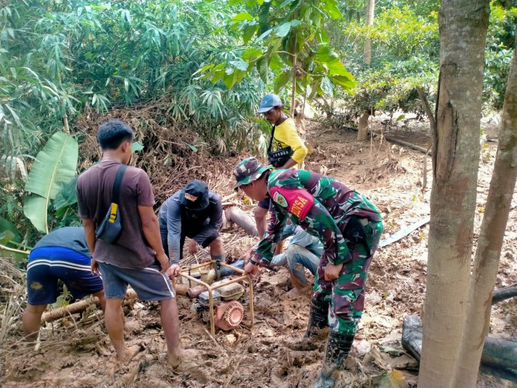 Babinsa Koramil 2215/Ciemas Bantu Warga Terdampak Banjir di Desa Mandrajaya