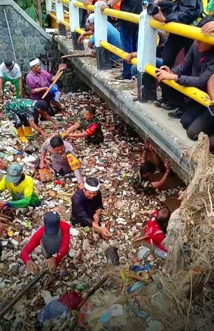 Dedi Mulyadi Bersama Forkopimda Kabupaten Sukabumi Turuni Sungai Bersihkan Sampah Pasca Banjir