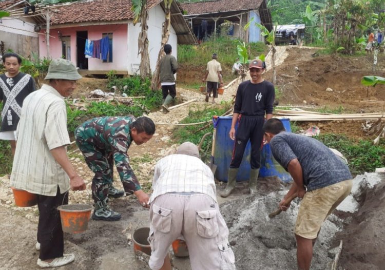 BABINSA KORAMIL 2211/SAGARANTEN LAKSANAKAN BAKTI PENGECORAN JALAN BERSAMA WARGA