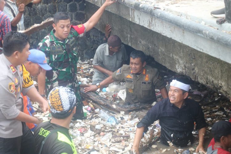Dandim 0622 dan Kapolres Sukabumi Bersama Gubernur Jabar serta Forkopimda Bersihkan Sampah di Sungai Cipalabuhan