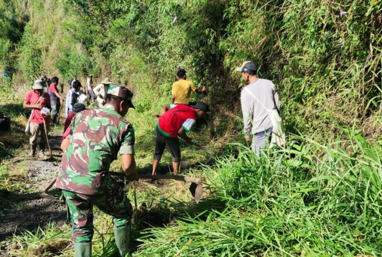 Baninsa Koramil 2212/Tegalbuleud Bersama Warga Gelar Karya Bhakti Pembersihan Jalan