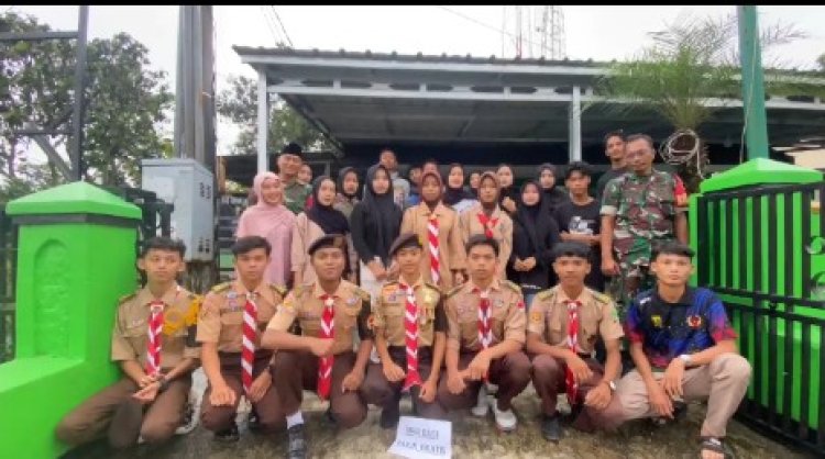 Koramil 2206/Parakansalak dan Sakawira Kartika 2206 Gelar Aksi Sosial Pembagian Takjil di Bulan Ramadan