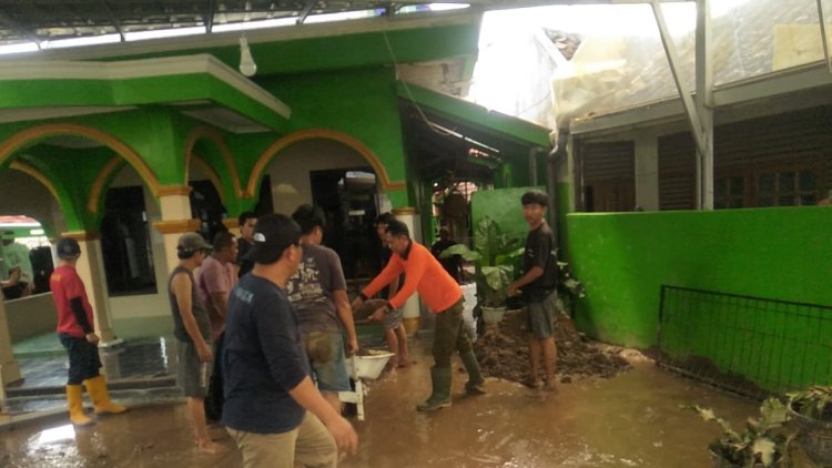 Pasca Banjir, Palabuhanratu Masih Dilanda Permasalahan: Lumpur Tebal dan Kebutuhan Warga