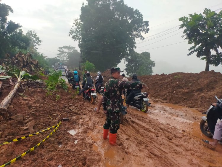 Longsor Susulan di Kampung Cijambe, Babinsa Kodim 0622 Kab. Sukabumi Turun ke Lokasi