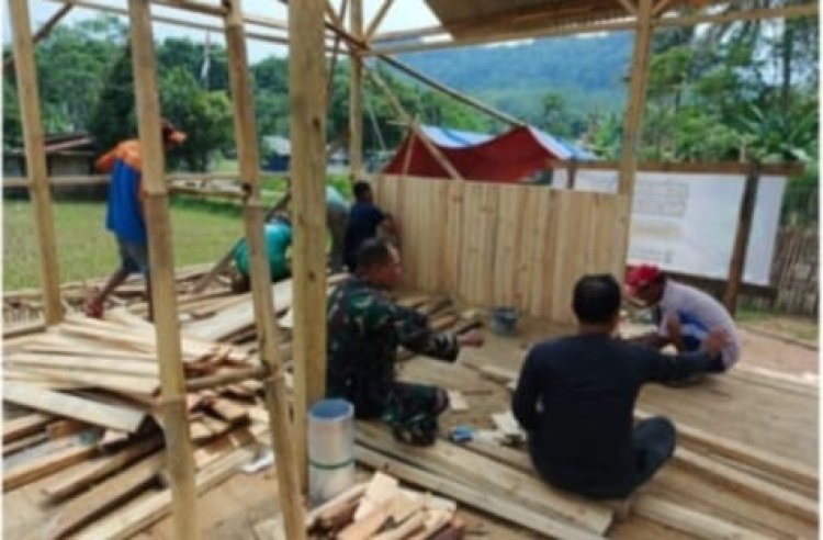 Babinsa Koramil 2207/Jampang Tengah Bersama Warga Gotong Royong Bangun Mushola