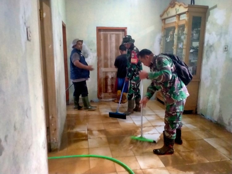 Danramil 2201/Cisolok, Bersama Forkopimcam dan Masyarakat Bersihkan Dampak Banjir di Kp. Pajagan