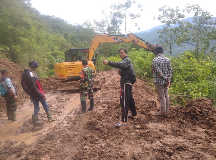Babinsa Koramil 2201/Cisolok Bersama Warga Gelar Karya Bakti Perbaikan Jalan Pascahujan Lebat