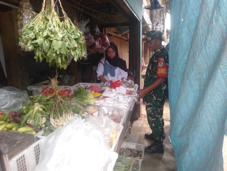 Babinsa Koramil 2208/Nyalindung Laksanakan Monitoring Harga Sembako di Pasar Kecamatan Nyalindung