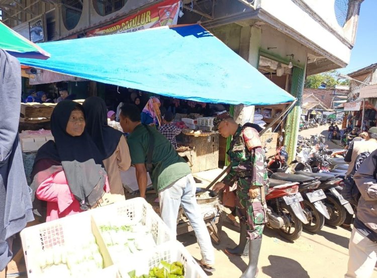 Babinsa Koramil 2207/Jampang Tengah Laksanakan Pengecekan Harga Sembako di Pasar Purabaya
