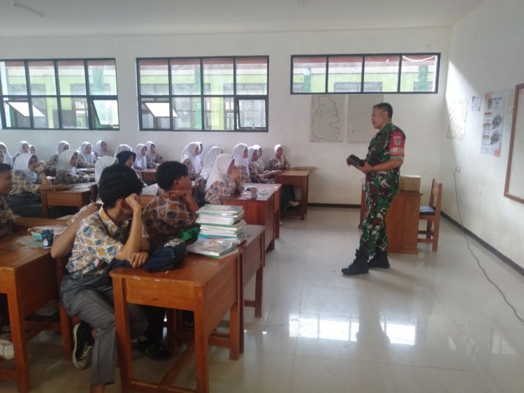 Babinsa Koramil 2214/Surade Laksanakan Wawasan Kebangsaan di SMPN 1 Surade