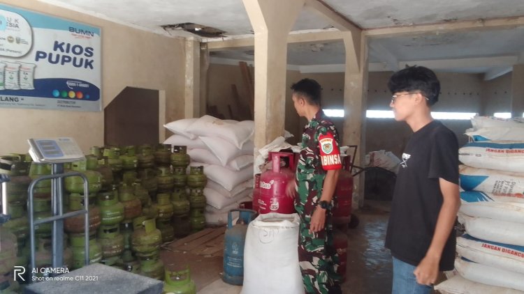 Babinsa Koramil 2208/Nyalindung Monitoring Harga Sembako di Pasar Kecamatan Nyalindung