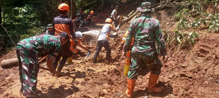 Koramil 2213/Jampang Kulon Bersama Basarnas Laksanakan Pencarian Korban Bencana Alam di Kabupaten Sukabumi
