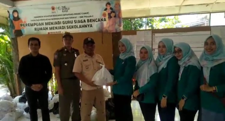 PLTU Jabar 2 Palabuhanratu Salurkan 100 Paket Sembako untuk Korban Banjir
