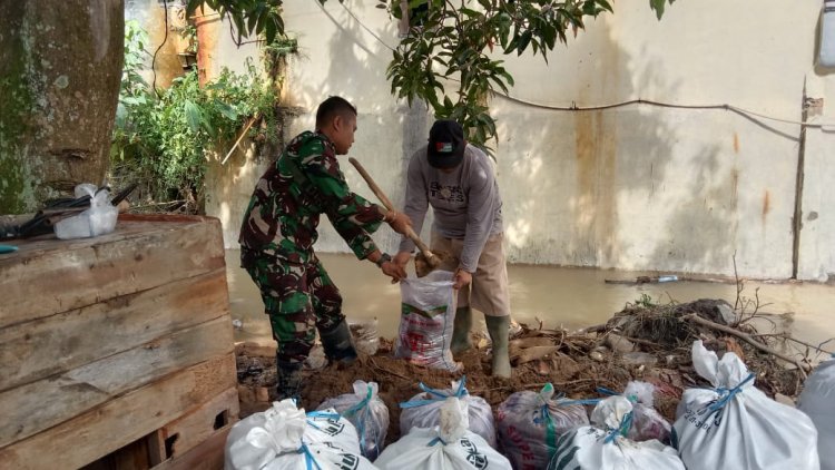 Babinsa Cikahuripan Bersama Warga Gotong Royong Bersihkan Material Banjir dan Bangun Tanggul Sementara