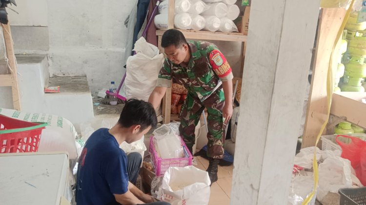 Babinsa Koramil 2206/Parakansalak Lakukan Pengecekan Harga Sembako di Desa Sukakersa