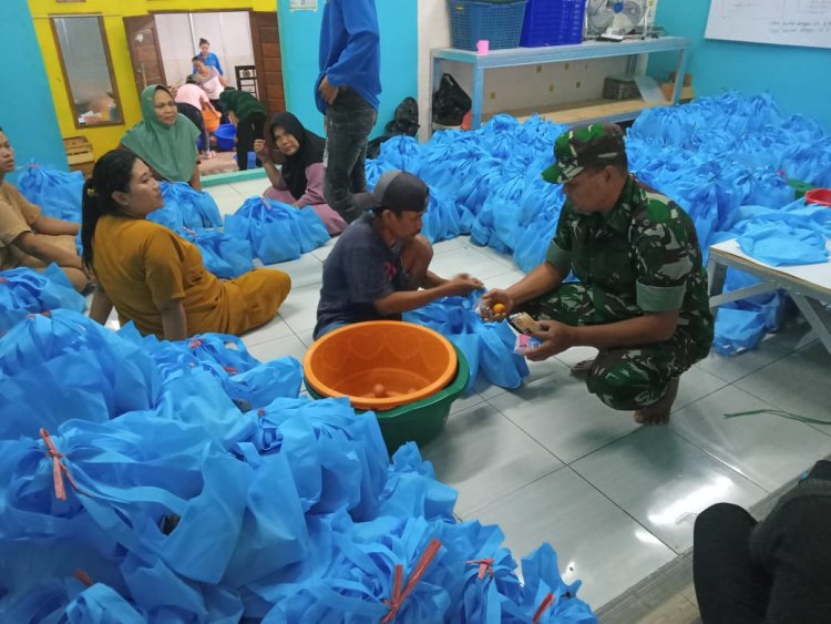 Babinsa Koramil 2215/Ciemas Monitoring Pembagian Takjil Gratis oleh Dapur Sehat