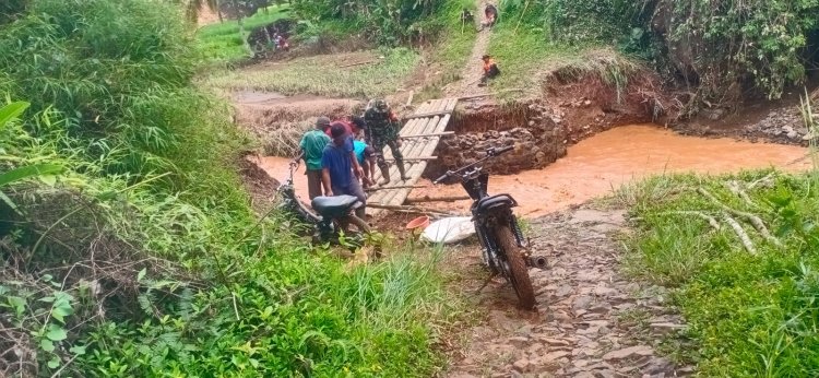 Babinsa Koramil 2209/Lengkong Bersama Warga Perbaiki Jembatan Penghubung Sementara