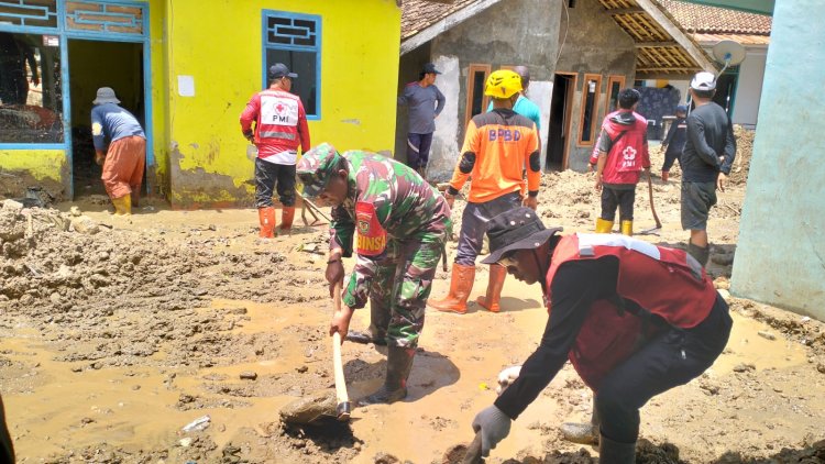 Babinsa Koramil 2202/Palabuhanratu Bersama BPBD dan PMI Laksanakan Bakti Pembersihan Pasca Banjir