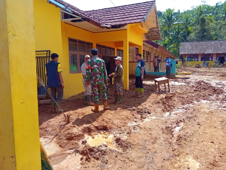 DANRAMIL 2215/CIEMAS PIMPIN AKSI BHAKTI SOSIAL PEMBERSIHAN LUMPUR PASCA BANJIR