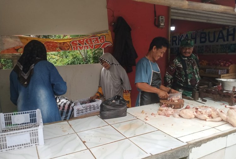 Babinsa Koramil 2206/Parakansalak Lakukan Pengecekan Harga Sembako di Desa Bojongasih
