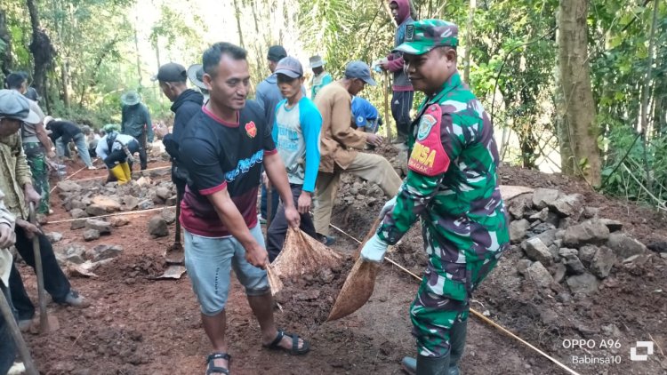 BABINSA KORAMIL 2210/PABUARAN GELAR KARYA BHAKTI BERSAMA WARGA