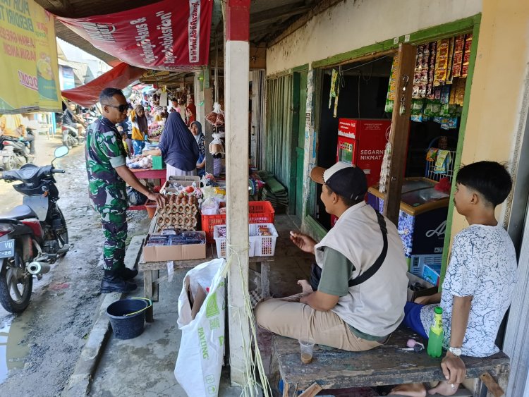 Babinsa Koramil 2213/Jampangkulon Laksanakan Pemantauan Harga Sembako di Pasar Situhiang