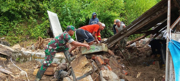 BABINSA KORAMIL 2202/PALABUHAN RATU BERSAMA WARGA LAKSANAKAN PEMBERSIHAN MATERIAL LONGSOR DI DESA CIDADAP