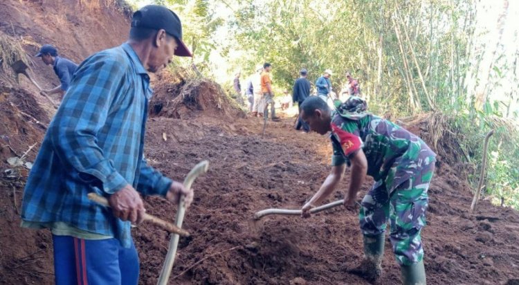 BABINSA DESA NANGKAKONENG BERSAMA WARGA GELAR KARYA BAKTI PELEBARAN JALAN