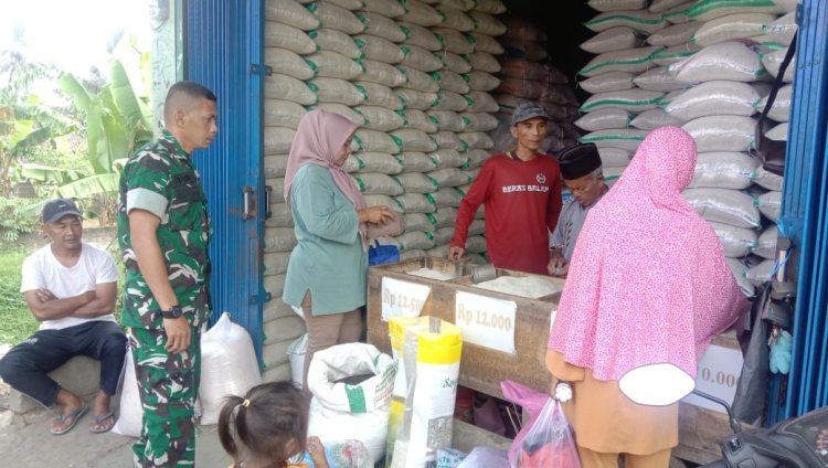 Babinsa Koramil 2205/Kalapanunggal Lakukan Pengecekan Harga Sembako