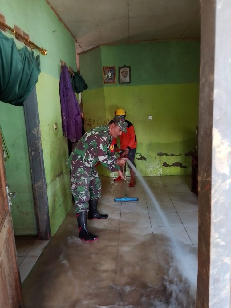 Babinsa Koramil 2202/Palabuhanratu Gelar Bakti Pembersihan Pascabanjir di Kampung Cikored