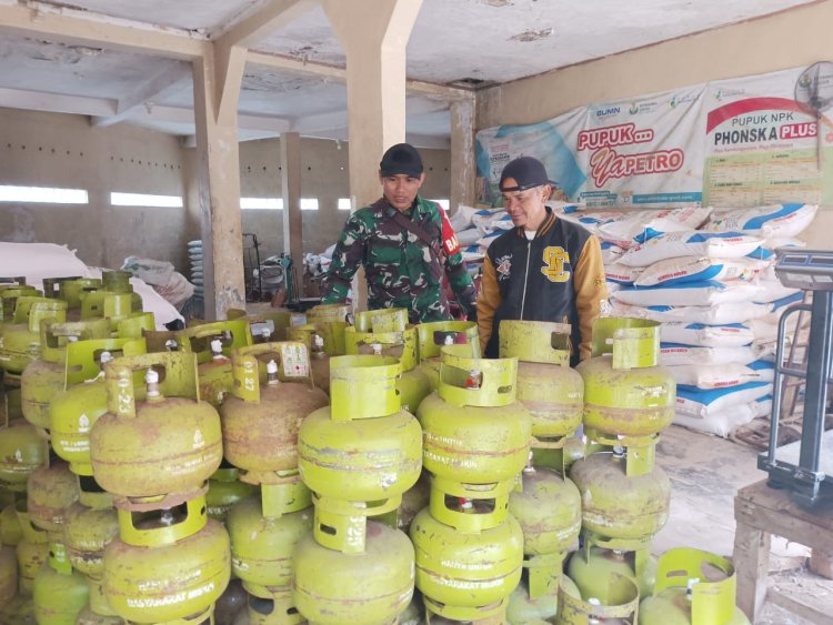 Babinsa Koramil 2208/Nyalindung Laksanakan Monitoring Harga Sembako di Pasar Kecamatan Nyalindung