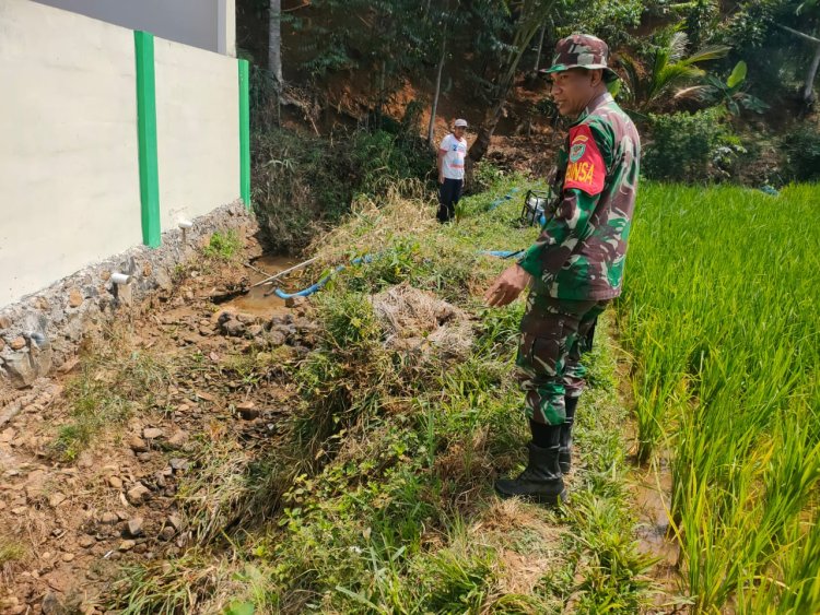 Babinsa Koramil 2209/Lengkong Dampingi Petani dalam Ketahanan Pangan