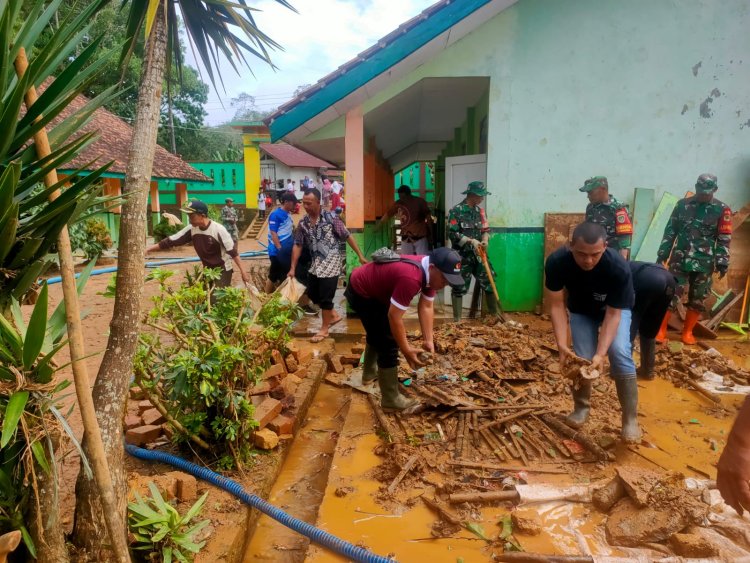 DANRAMIL 2209/LENGKONG BERSAMA WARGA GELAR KARYA BAKTI PASCA BANJIR DI SDN BOJONGTUGU